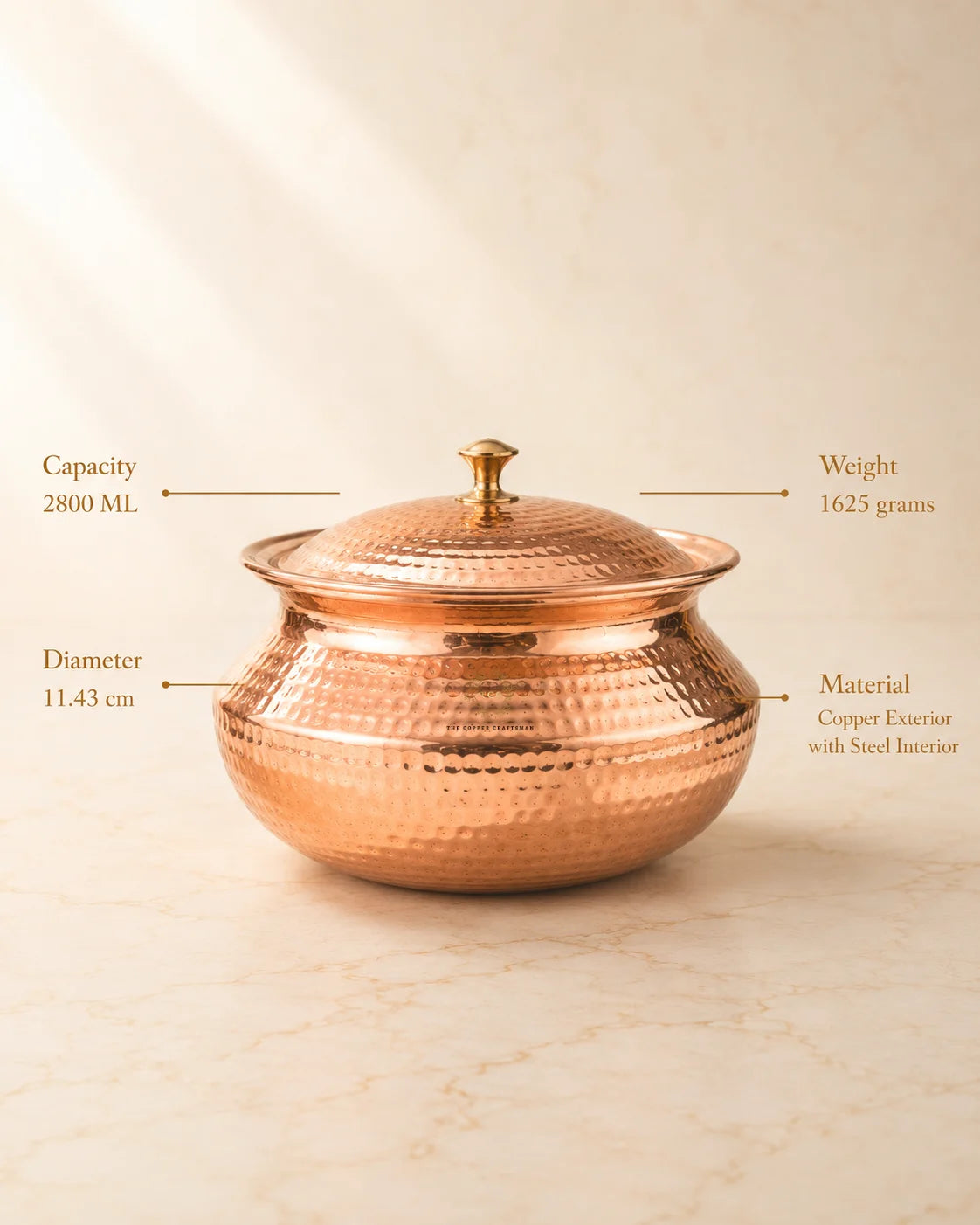 A hammered copper lidded container with measurement callouts showing capacity 2800 ML, weight 1625 grams, diameter 11.43 cm, and material copper exterior with steel interior, set against a warm beige background.